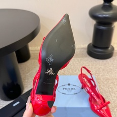 PRAD* 复古三角标尖头小猫跟 鞋头处嵌入Prada三角徽标,这是品牌辨识度极高的符号元素,强化视觉记忆点。采用尖头轮 PRAD* 复古三角标尖头小猫跟 鞋头处嵌入Prada三角徽标,这是品牌辨识度极高的符号元素,强化视觉记忆点。采用尖头轮