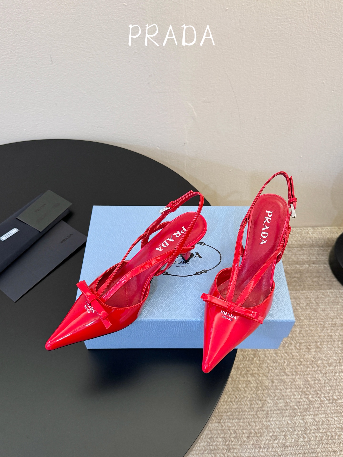 PRAD* 复古三角标尖头小猫跟 鞋头处嵌入Prada三角徽标,这是品牌辨识度极高的符号元素,强化视觉记忆点。采用尖头轮 PRAD* 复古三角标尖头小猫跟 鞋头处嵌入Prada三角徽标,这是品牌辨识度极高的符号元素,强化视觉记忆点。采用尖头轮