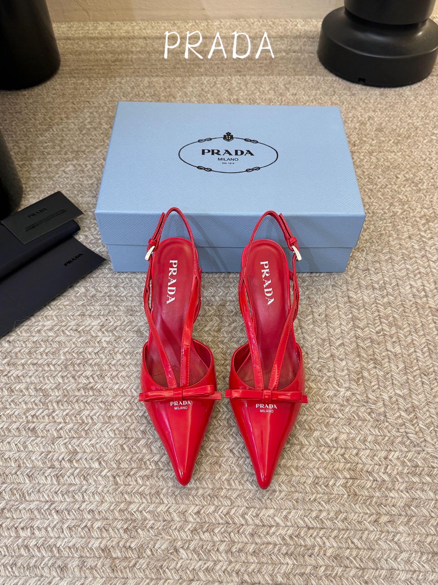 PRAD* 复古三角标尖头小猫跟 鞋头处嵌入Prada三角徽标，这是品牌辨识度极高的符号元素，强化视觉记忆点。采用尖头轮