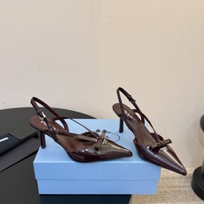 PRAD* 复古三角标尖头小猫跟 鞋头处嵌入Prada三角徽标,这是品牌辨识度极高的符号元素,强化视觉记忆点。采用尖头轮 PRAD* 复古三角标尖头小猫跟 鞋头处嵌入Prada三角徽标,这是品牌辨识度极高的符号元素,强化视觉记忆点。采用尖头轮