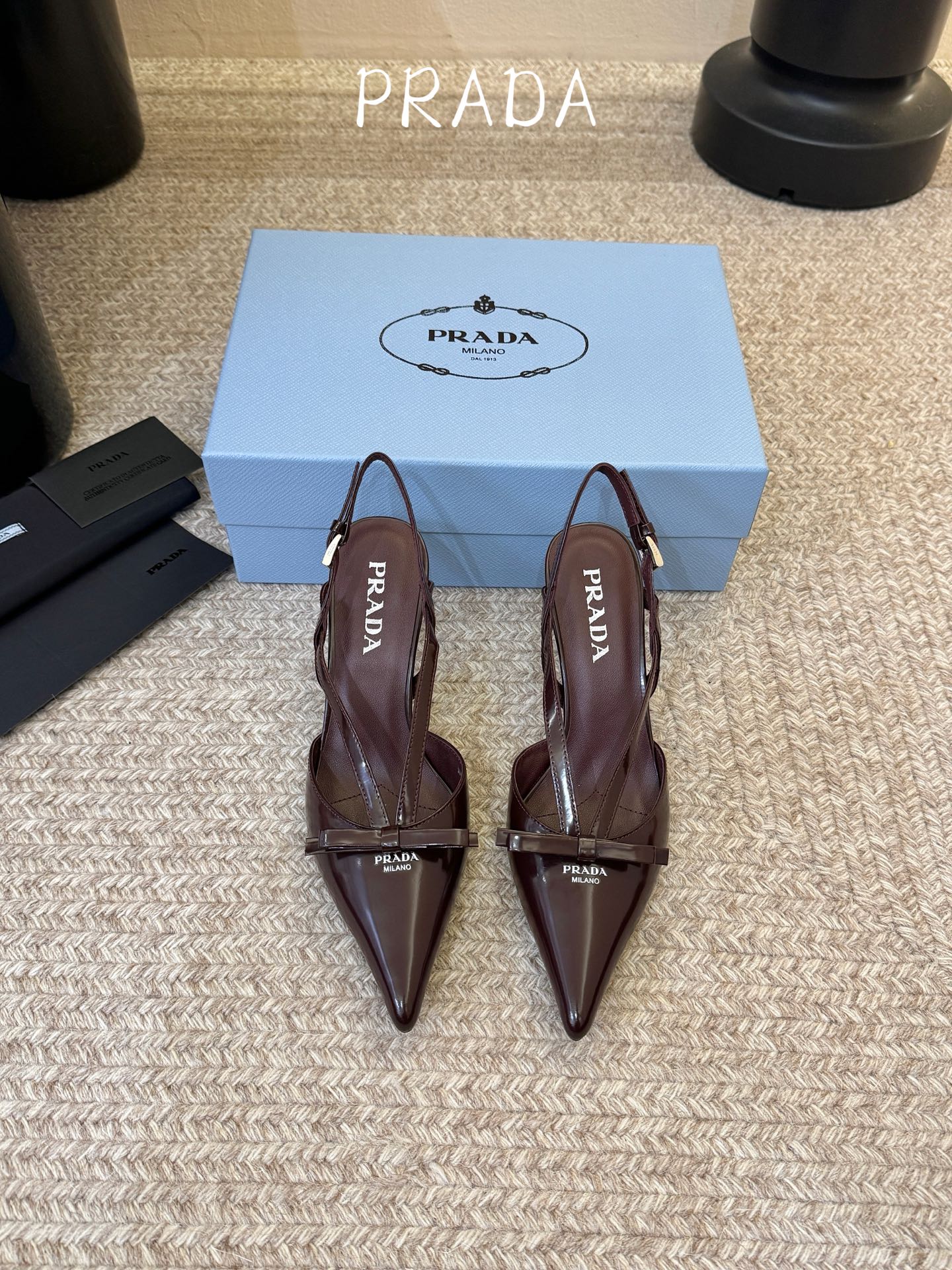 PRAD* 复古三角标尖头小猫跟 鞋头处嵌入Prada三角徽标，这是品牌辨识度极高的符号元素，强化视觉记忆点。采用尖头轮
