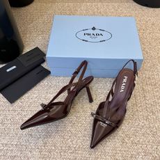 PRAD* 复古三角标尖头小猫跟 鞋头处嵌入Prada三角徽标,这是品牌辨识度极高的符号元素,强化视觉记忆点。采用尖头轮 PRAD* 复古三角标尖头小猫跟 鞋头处嵌入Prada三角徽标,这是品牌辨识度极高的符号元素,强化视觉记忆点。采用尖头轮