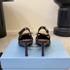 PRAD* 复古三角标尖头小猫跟 鞋头处嵌入Prada三角徽标,这是品牌辨识度极高的符号元素,强化视觉记忆点。采用尖头轮 PRAD* 复古三角标尖头小猫跟 鞋头处嵌入Prada三角徽标,这是品牌辨识度极高的符号元素,强化视觉记忆点。采用尖头轮