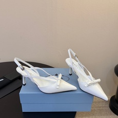 PRAD* 复古三角标尖头小猫跟 鞋头处嵌入Prada三角徽标,这是品牌辨识度极高的符号元素,强化视觉记忆点。采用尖头轮 PRAD* 复古三角标尖头小猫跟 鞋头处嵌入Prada三角徽标,这是品牌辨识度极高的符号元素,强化视觉记忆点。采用尖头轮