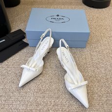PRAD* 复古三角标尖头小猫跟 鞋头处嵌入Prada三角徽标,这是品牌辨识度极高的符号元素,强化视觉记忆点。采用尖头轮 PRAD* 复古三角标尖头小猫跟 鞋头处嵌入Prada三角徽标,这是品牌辨识度极高的符号元素,强化视觉记忆点。采用尖头轮