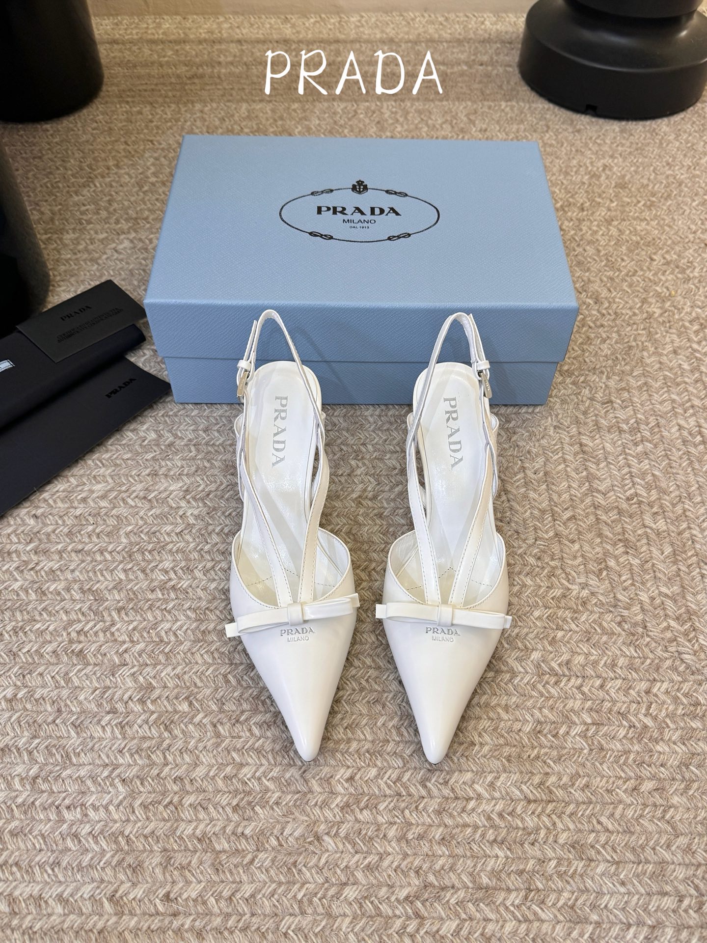 PRAD* 复古三角标尖头小猫跟 鞋头处嵌入Prada三角徽标，这是品牌辨识度极高的符号元素，强化视觉记忆点。采用尖头轮