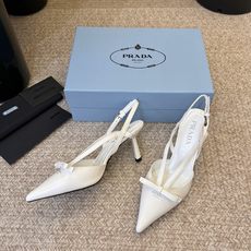 PRAD* 复古三角标尖头小猫跟 鞋头处嵌入Prada三角徽标,这是品牌辨识度极高的符号元素,强化视觉记忆点。采用尖头轮 PRAD* 复古三角标尖头小猫跟 鞋头处嵌入Prada三角徽标,这是品牌辨识度极高的符号元素,强化视觉记忆点。采用尖头轮