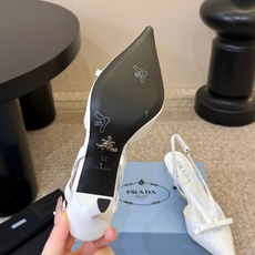 PRAD* 复古三角标尖头小猫跟 鞋头处嵌入Prada三角徽标,这是品牌辨识度极高的符号元素,强化视觉记忆点。采用尖头轮 PRAD* 复古三角标尖头小猫跟 鞋头处嵌入Prada三角徽标,这是品牌辨识度极高的符号元素,强化视觉记忆点。采用尖头轮