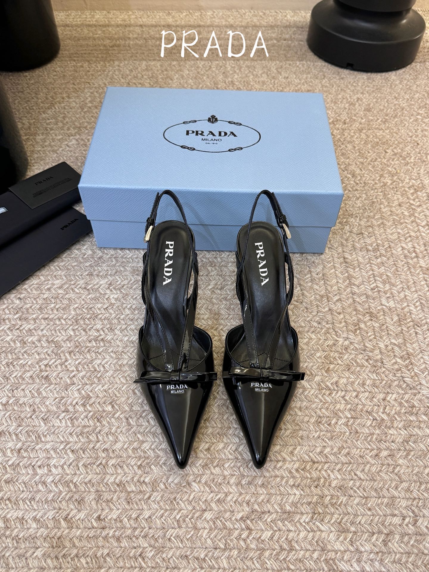 PRAD* 复古三角标尖头小猫跟 鞋头处嵌入Prada三角徽标，这是品牌辨识度极高的符号元素，强化视觉记忆点。采用尖头轮