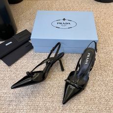 PRAD* 复古三角标尖头小猫跟 鞋头处嵌入Prada三角徽标,这是品牌辨识度极高的符号元素,强化视觉记忆点。采用尖头轮 PRAD* 复古三角标尖头小猫跟 鞋头处嵌入Prada三角徽标,这是品牌辨识度极高的符号元素,强化视觉记忆点。采用尖头轮