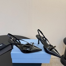 PRAD* 复古三角标尖头小猫跟 鞋头处嵌入Prada三角徽标,这是品牌辨识度极高的符号元素,强化视觉记忆点。采用尖头轮 PRAD* 复古三角标尖头小猫跟 鞋头处嵌入Prada三角徽标,这是品牌辨识度极高的符号元素,强化视觉记忆点。采用尖头轮
