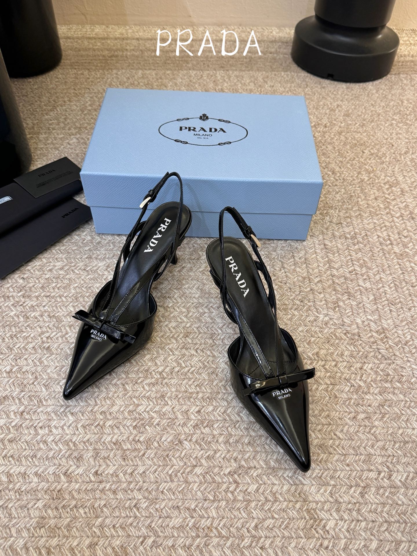 PRAD* 复古三角标尖头小猫跟 鞋头处嵌入Prada三角徽标,这是品牌辨识度极高的符号元素,强化视觉记忆点。采用尖头轮 PRAD* 复古三角标尖头小猫跟 鞋头处嵌入Prada三角徽标,这是品牌辨识度极高的符号元素,强化视觉记忆点。采用尖头轮