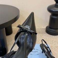 PRAD* 复古三角标尖头小猫跟 鞋头处嵌入Prada三角徽标,这是品牌辨识度极高的符号元素,强化视觉记忆点。采用尖头轮 PRAD* 复古三角标尖头小猫跟 鞋头处嵌入Prada三角徽标,这是品牌辨识度极高的符号元素,强化视觉记忆点。采用尖头轮