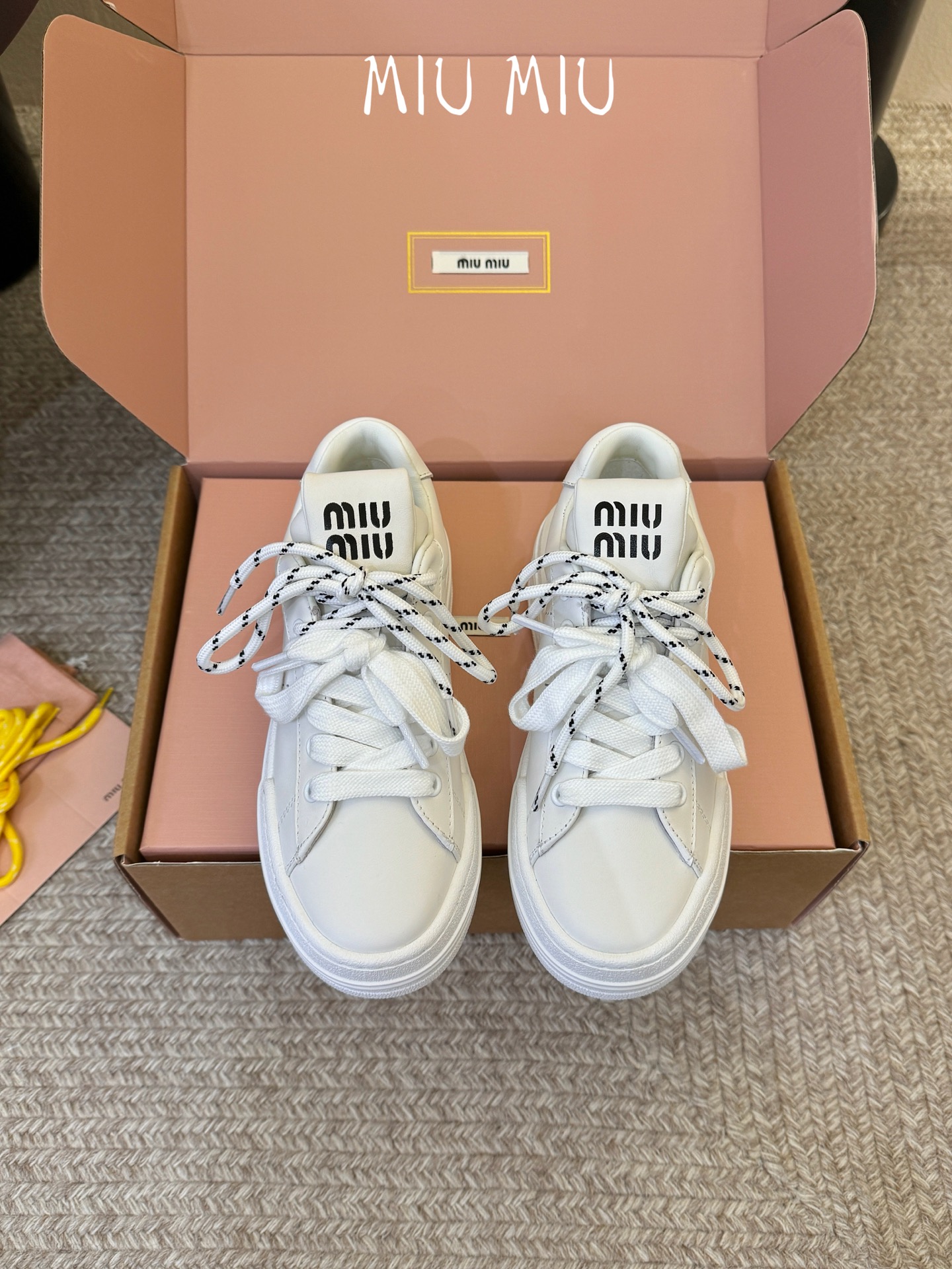 Miu Mi*26ss夏季新款双鞋带拼色厚底小白鞋 圆润柔和的经典板鞋鞋型，后跟与鞋舌做撞色织带设计，搭配双色鞋带，层次