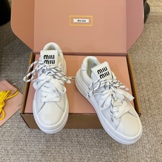 Miu Mi*26ss夏季新款双鞋带拼色厚底小白鞋 圆润柔和的经典板鞋鞋型,后跟与鞋舌做撞色织带设计,搭配双色鞋带,层次 Miu Mi*26ss夏季新款双鞋带拼色厚底小白鞋 圆润柔和的经典板鞋鞋型,后跟与鞋舌做撞色织带设计,搭配双色鞋带,层次