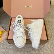 Miu Mi*26ss夏季新款双鞋带拼色厚底小白鞋 圆润柔和的经典板鞋鞋型,后跟与鞋舌做撞色织带设计,搭配双色鞋带,层次 Miu Mi*26ss夏季新款双鞋带拼色厚底小白鞋 圆润柔和的经典板鞋鞋型,后跟与鞋舌做撞色织带设计,搭配双色鞋带,层次
