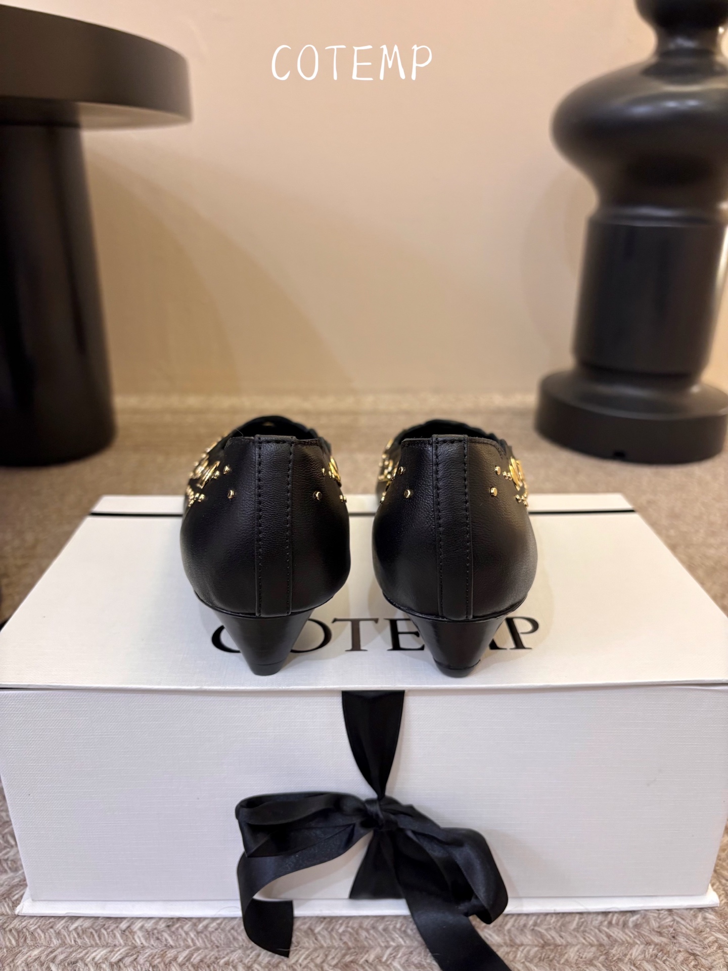 COTEMP 🌾 26早春上新，浪漫主义法式单鞋，超级美丽的波浪鞋身搭配金属铆钉，法式优雅又带点酷感。流线型设计，长时间