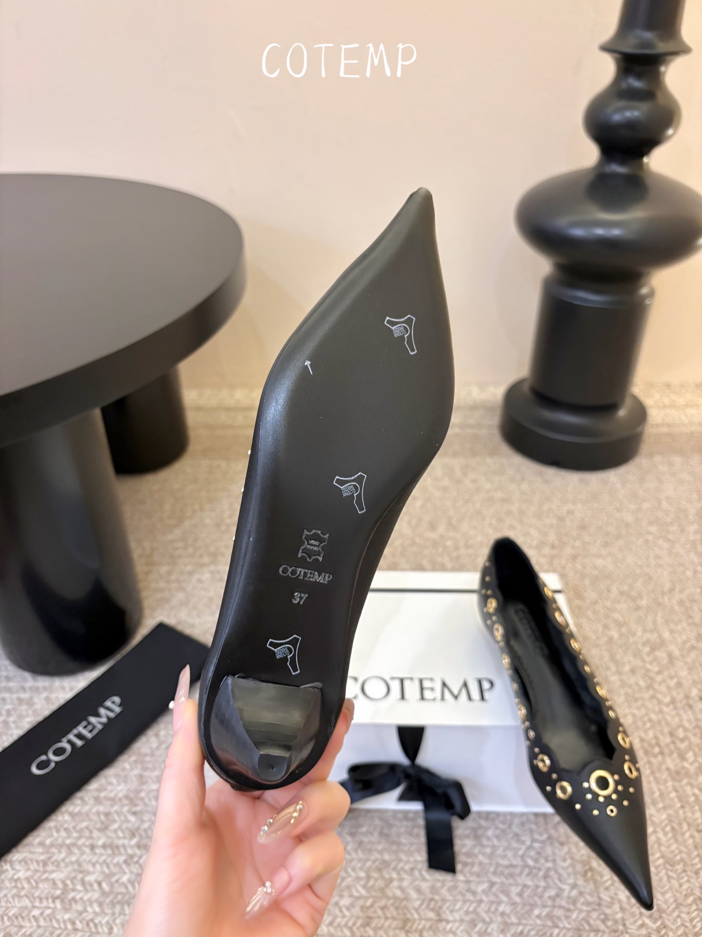 COTEMP 🌾 26早春上新，浪漫主义法式单鞋，超级美丽的波浪鞋身搭配金属铆钉，法式优雅又带点酷感。流线型设计，长时间