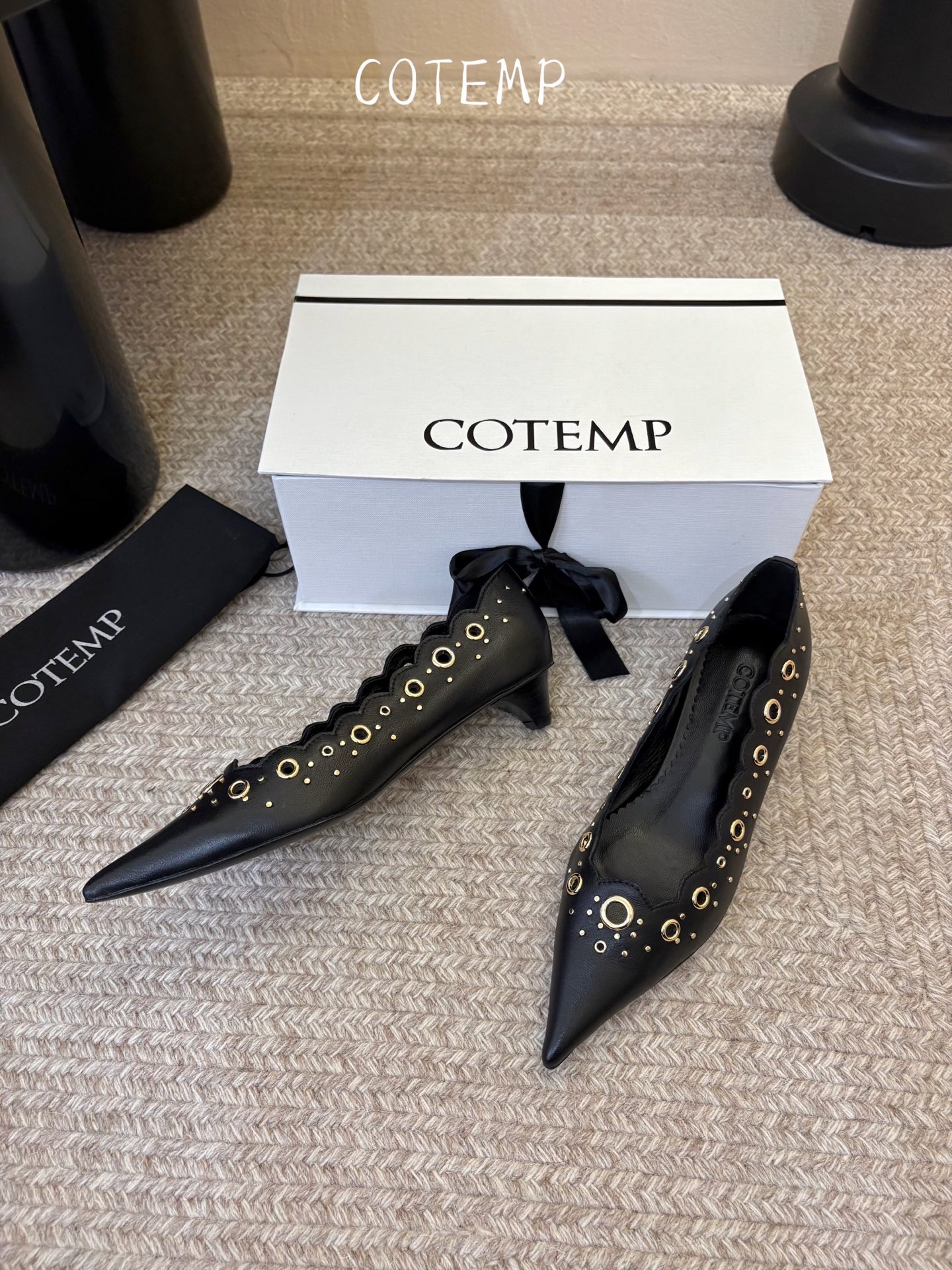 COTEMP 🌾 26早春上新，浪漫主义法式单鞋，超级美丽的波浪鞋身搭配金属铆钉，法式优雅又带点酷感。流线型设计，长时间