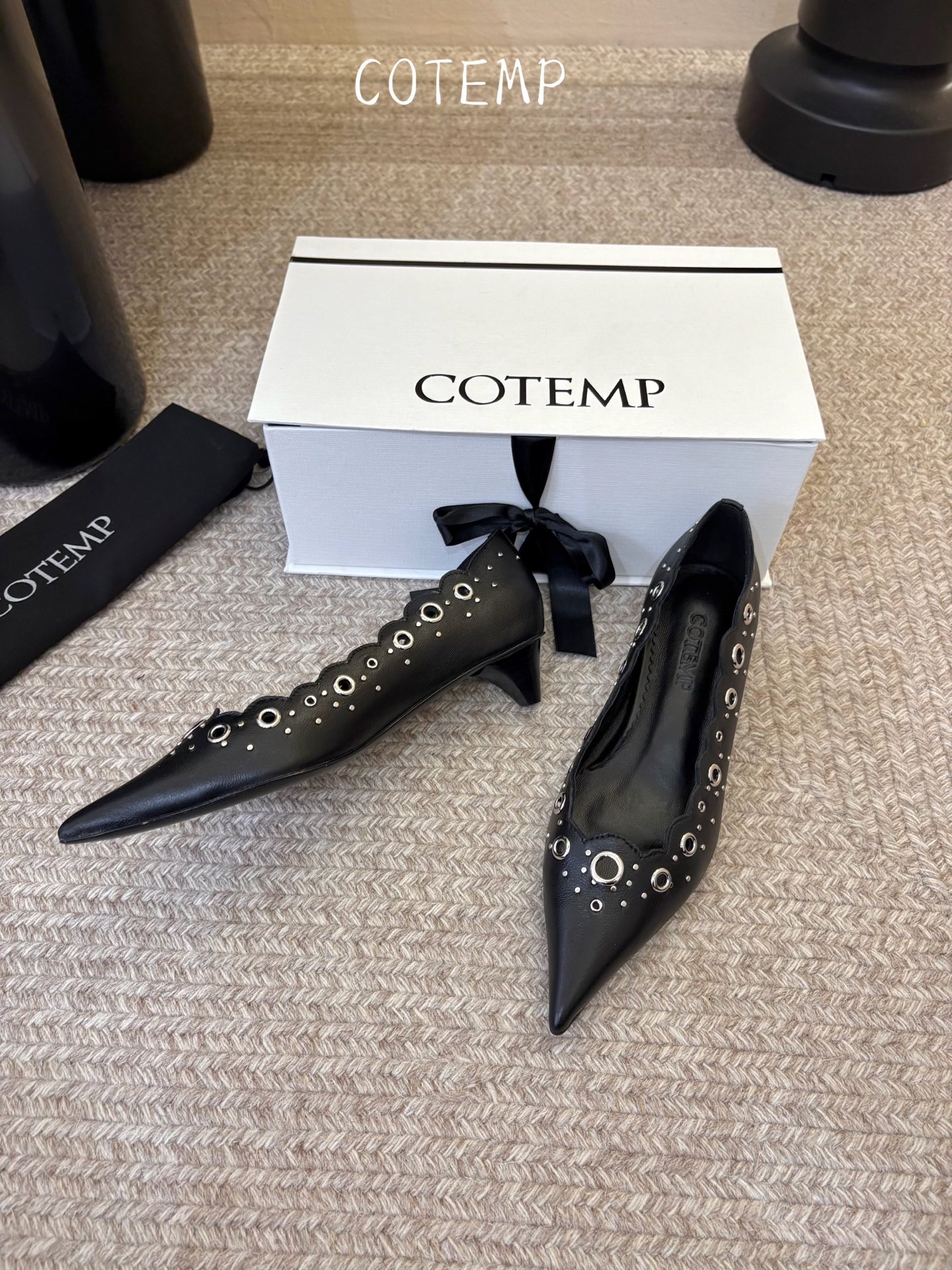 COTEMP 🌾 26早春上新，浪漫主义法式单鞋，超级美丽的波浪鞋身搭配金属铆钉，法式优雅又带点酷感。流线型设计，长时间