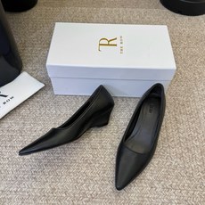 The row新款法式简小方跟单鞋 复古气质女王 整个鞋型简约大气,很干净利落又好搭配!日常穿搭、约会聚会等也能轻松驾驭 The row新款法式简小方跟单鞋 复古气质女王 整个鞋型简约大气,很干净利落又好搭配!日常穿搭、约会聚会等也能轻松驾驭
