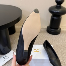 The row新款法式简小方跟单鞋 复古气质女王 整个鞋型简约大气,很干净利落又好搭配!日常穿搭、约会聚会等也能轻松驾驭 The row新款法式简小方跟单鞋 复古气质女王 整个鞋型简约大气,很干净利落又好搭配!日常穿搭、约会聚会等也能轻松驾驭