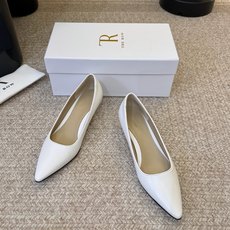 The row新款法式简小方跟单鞋 复古气质女王 整个鞋型简约大气,很干净利落又好搭配!日常穿搭、约会聚会等也能轻松驾驭 The row新款法式简小方跟单鞋 复古气质女王 整个鞋型简约大气,很干净利落又好搭配!日常穿搭、约会聚会等也能轻松驾驭