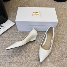 The row新款法式简小方跟单鞋 复古气质女王 整个鞋型简约大气,很干净利落又好搭配!日常穿搭、约会聚会等也能轻松驾驭 The row新款法式简小方跟单鞋 复古气质女王 整个鞋型简约大气,很干净利落又好搭配!日常穿搭、约会聚会等也能轻松驾驭