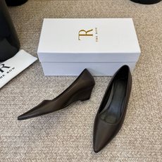 The row新款法式简小方跟单鞋 复古气质女王 整个鞋型简约大气,很干净利落又好搭配!日常穿搭、约会聚会等也能轻松驾驭 The row新款法式简小方跟单鞋 复古气质女王 整个鞋型简约大气,很干净利落又好搭配!日常穿搭、约会聚会等也能轻松驾驭