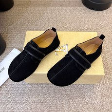 The Row 26春夏新款极简单鞋! 据说这是本年度最美丽的玛丽珍凉鞋,法式优雅气质在线、高级又时髦,可盐可甜,文艺又 The Row 26春夏新款极简单鞋! 据说这是本年度最美丽的玛丽珍凉鞋,法式优雅气质在线、高级又时髦,可盐可甜,文艺又