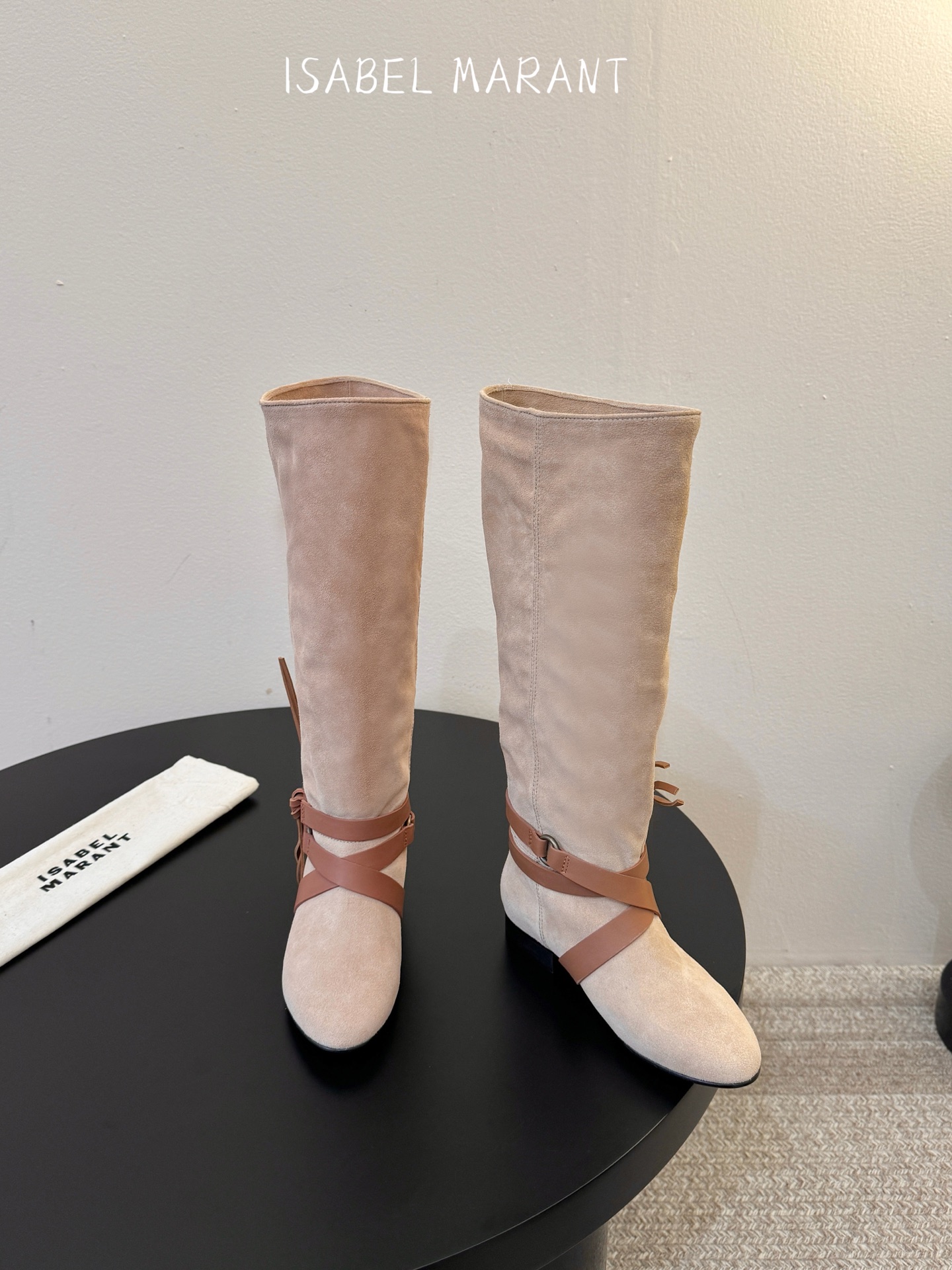 isabel marant 新款秀场长靴 “酷奢游牧风,图腾刺绣与串珠流苏等丰富了款式的呈现,或粗犷、或细腻,或坚硬或柔 isabel marant 新款秀场长靴 “酷奢游牧风,图腾刺绣与串珠流苏等丰富了款式的呈现,或粗犷、或细腻,或坚硬或柔