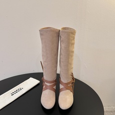 isabel marant 新款秀场长靴 “酷奢游牧风,图腾刺绣与串珠流苏等丰富了款式的呈现,或粗犷、或细腻,或坚硬或柔 isabel marant 新款秀场长靴 “酷奢游牧风,图腾刺绣与串珠流苏等丰富了款式的呈现,或粗犷、或细腻,或坚硬或柔