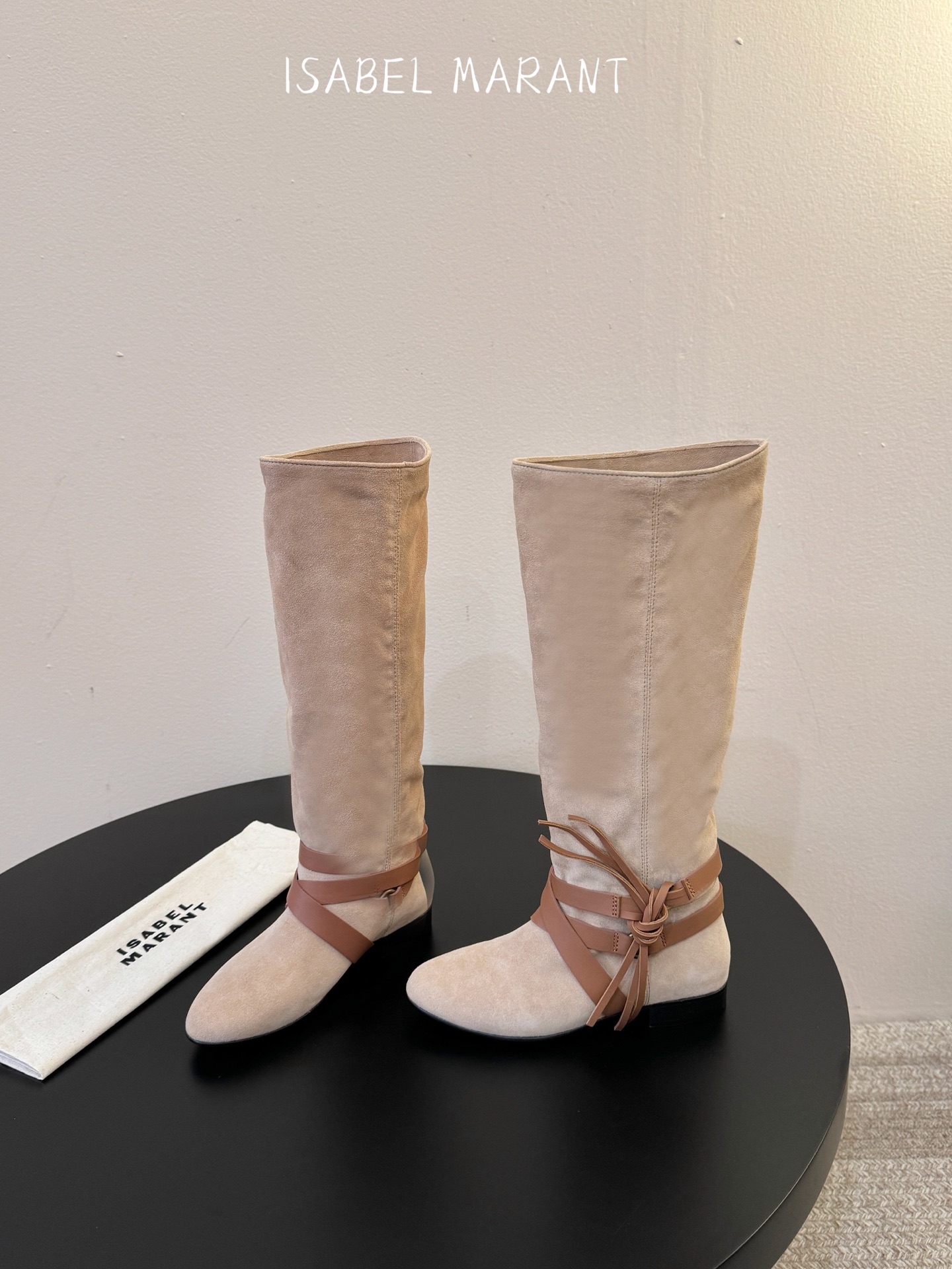 isabel marant 新款秀场长靴 “酷奢游牧风,图腾刺绣与串珠流苏等丰富了款式的呈现,或粗犷、或细腻,或坚硬或柔 isabel marant 新款秀场长靴 “酷奢游牧风,图腾刺绣与串珠流苏等丰富了款式的呈现,或粗犷、或细腻,或坚硬或柔