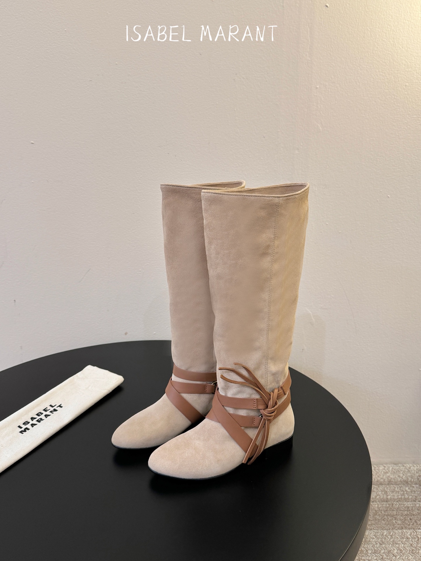 isabel marant 新款秀场长靴 “酷奢游牧风,图腾刺绣与串珠流苏等丰富了款式的呈现,或粗犷、或细腻,或坚硬或柔 isabel marant 新款秀场长靴 “酷奢游牧风,图腾刺绣与串珠流苏等丰富了款式的呈现,或粗犷、或细腻,或坚硬或柔