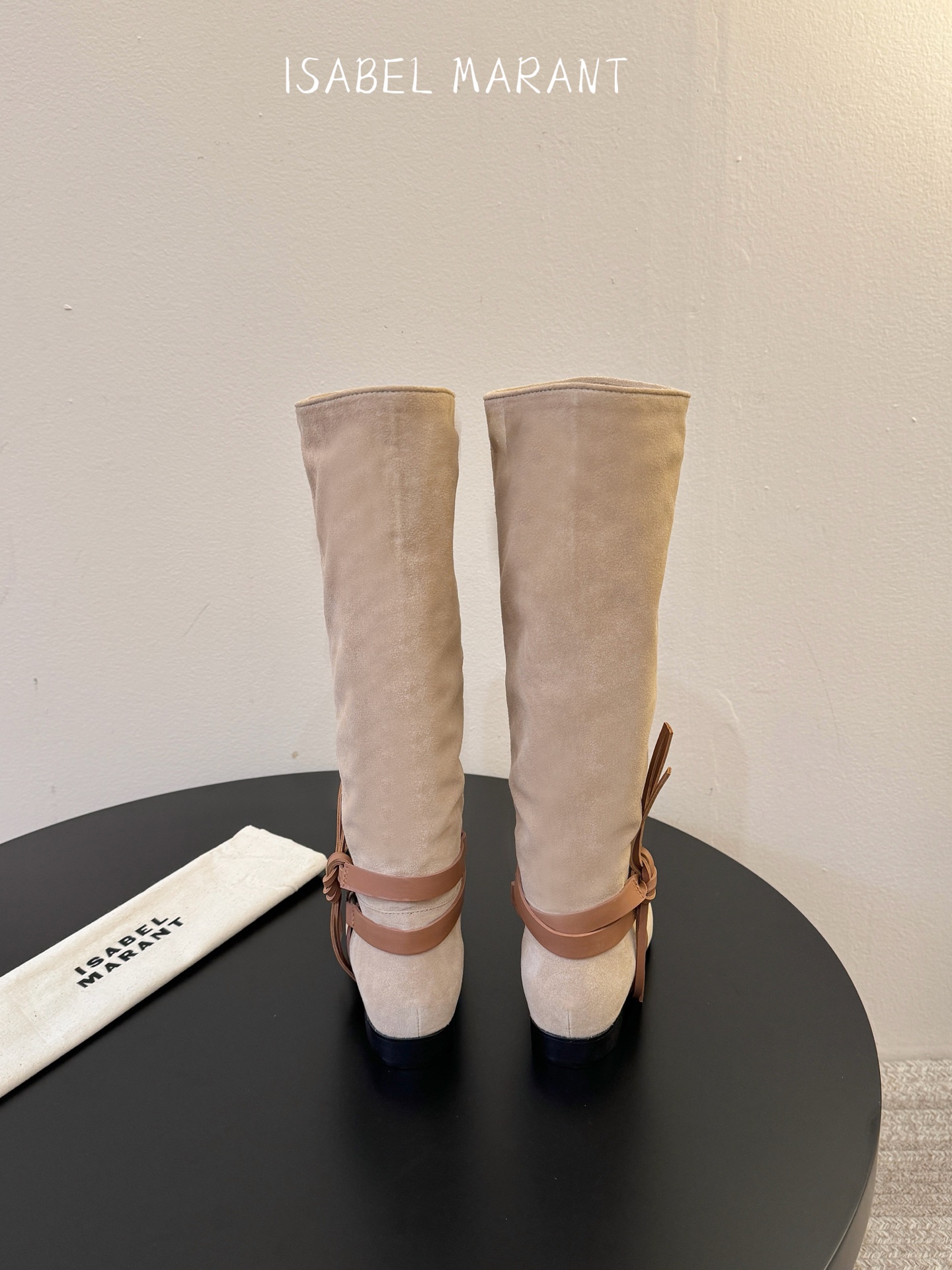 isabel marant 新款秀场长靴 “酷奢游牧风,图腾刺绣与串珠流苏等丰富了款式的呈现,或粗犷、或细腻,或坚硬或柔 isabel marant 新款秀场长靴 “酷奢游牧风,图腾刺绣与串珠流苏等丰富了款式的呈现,或粗犷、或细腻,或坚硬或柔