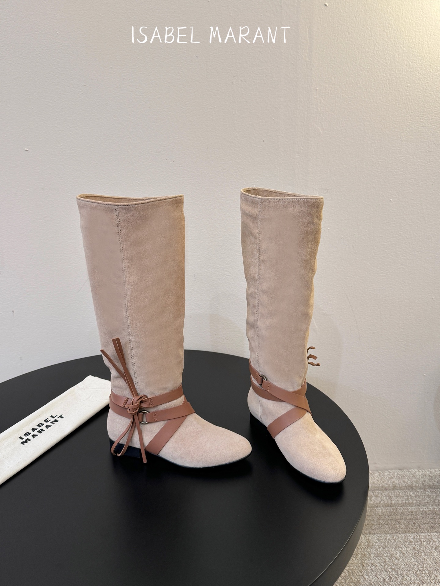 isabel marant 新款秀场长靴 “酷奢游牧风,图腾刺绣与串珠流苏等丰富了款式的呈现,或粗犷、或细腻,或坚硬或柔 isabel marant 新款秀场长靴 “酷奢游牧风,图腾刺绣与串珠流苏等丰富了款式的呈现,或粗犷、或细腻,或坚硬或柔