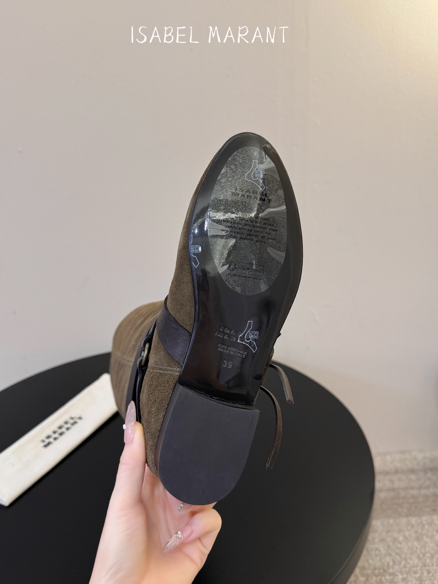isabel marant 新款秀场长靴 “酷奢游牧风,图腾刺绣与串珠流苏等丰富了款式的呈现,或粗犷、或细腻,或坚硬或柔 isabel marant 新款秀场长靴 “酷奢游牧风,图腾刺绣与串珠流苏等丰富了款式的呈现,或粗犷、或细腻,或坚硬或柔