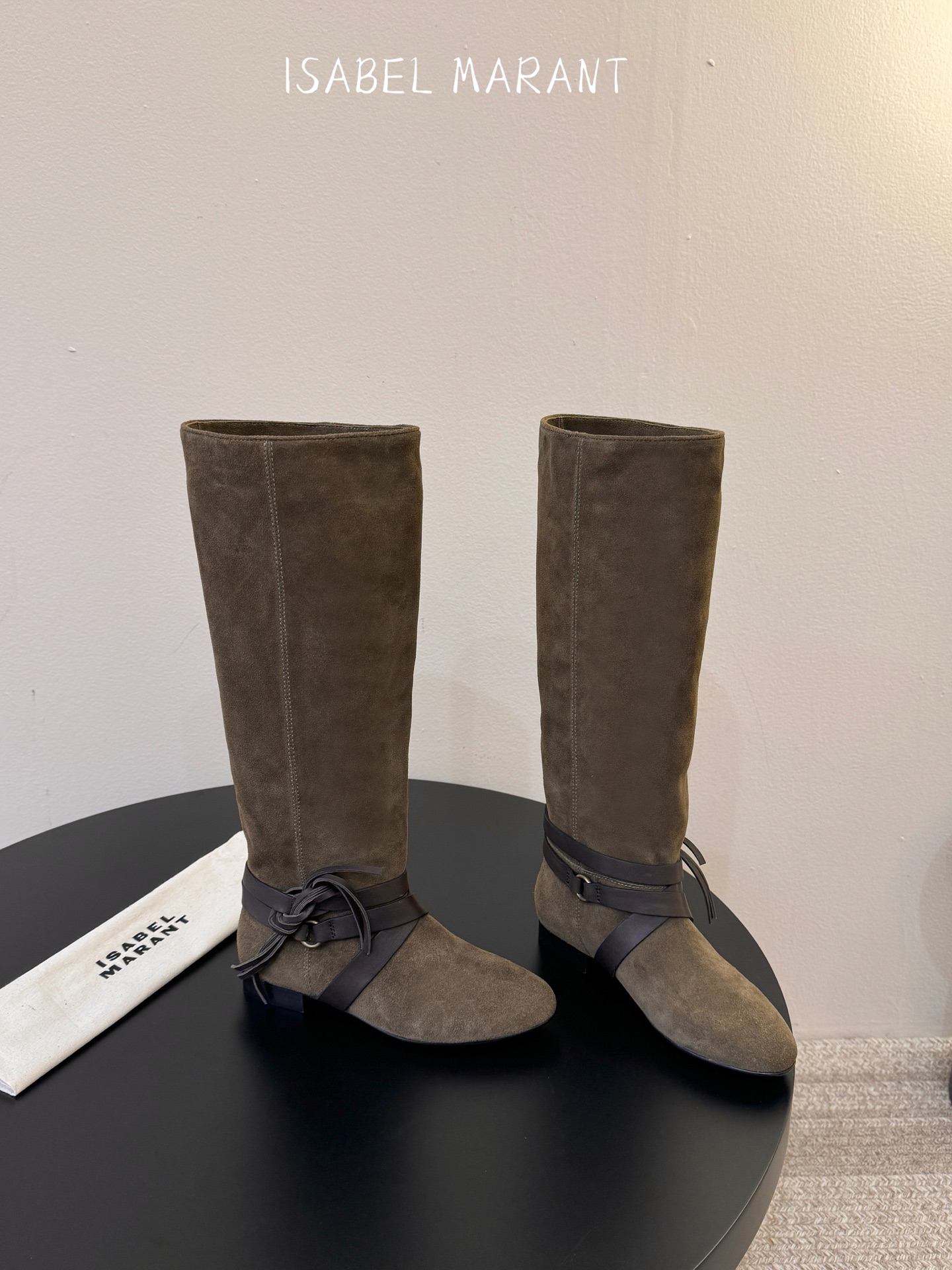 isabel marant 新款秀场长靴 “酷奢游牧风,图腾刺绣与串珠流苏等丰富了款式的呈现,或粗犷、或细腻,或坚硬或柔 isabel marant 新款秀场长靴 “酷奢游牧风,图腾刺绣与串珠流苏等丰富了款式的呈现,或粗犷、或细腻,或坚硬或柔