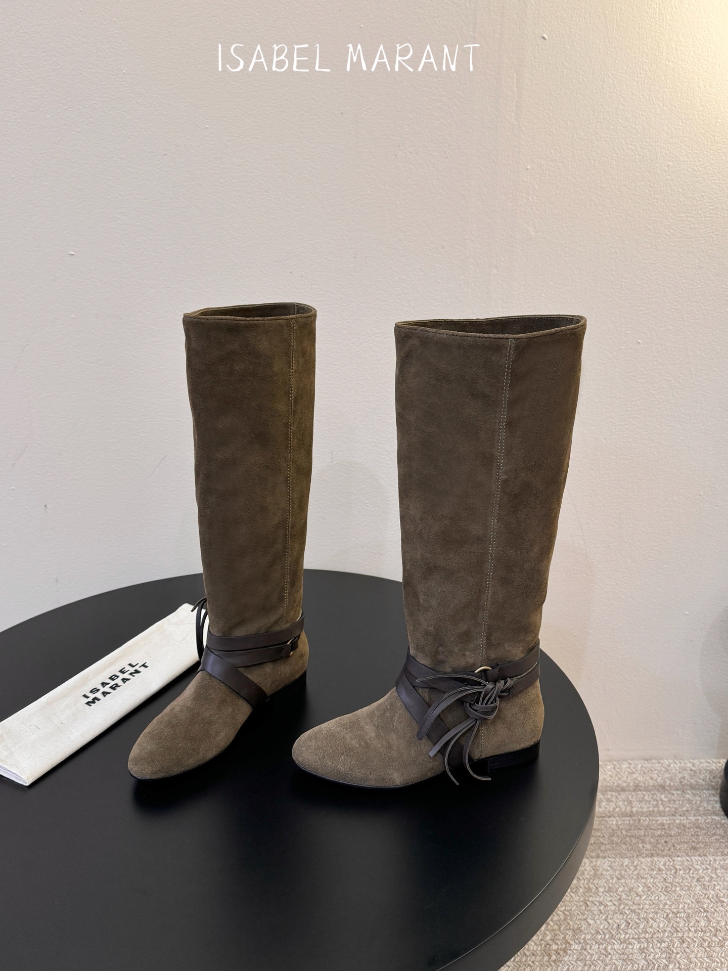 isabel marant 新款秀场长靴 “酷奢游牧风,图腾刺绣与串珠流苏等丰富了款式的呈现,或粗犷、或细腻,或坚硬或柔 isabel marant 新款秀场长靴 “酷奢游牧风,图腾刺绣与串珠流苏等丰富了款式的呈现,或粗犷、或细腻,或坚硬或柔