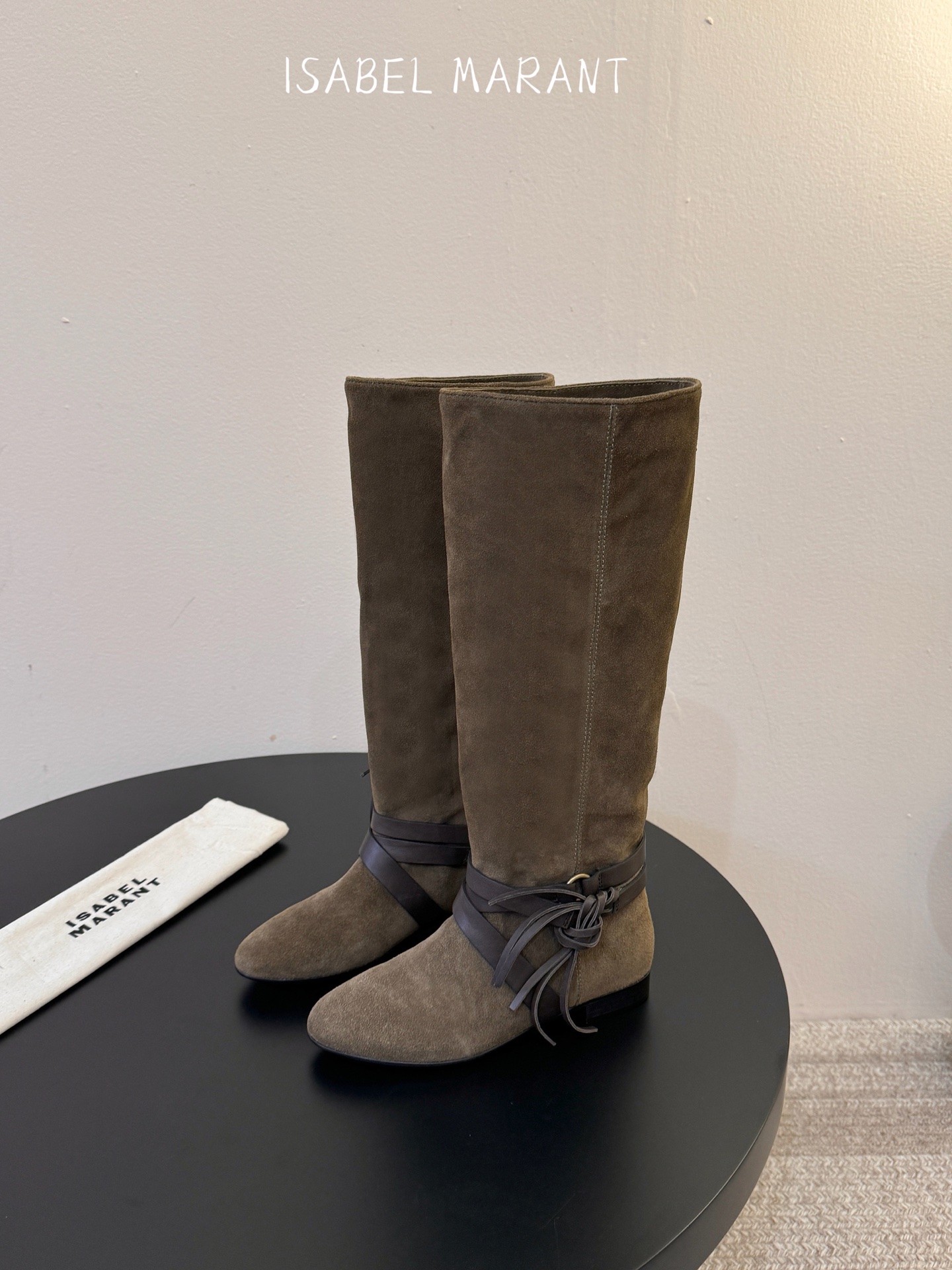 isabel marant 新款秀场长靴 “酷奢游牧风,图腾刺绣与串珠流苏等丰富了款式的呈现,或粗犷、或细腻,或坚硬或柔 isabel marant 新款秀场长靴 “酷奢游牧风,图腾刺绣与串珠流苏等丰富了款式的呈现,或粗犷、或细腻,或坚硬或柔