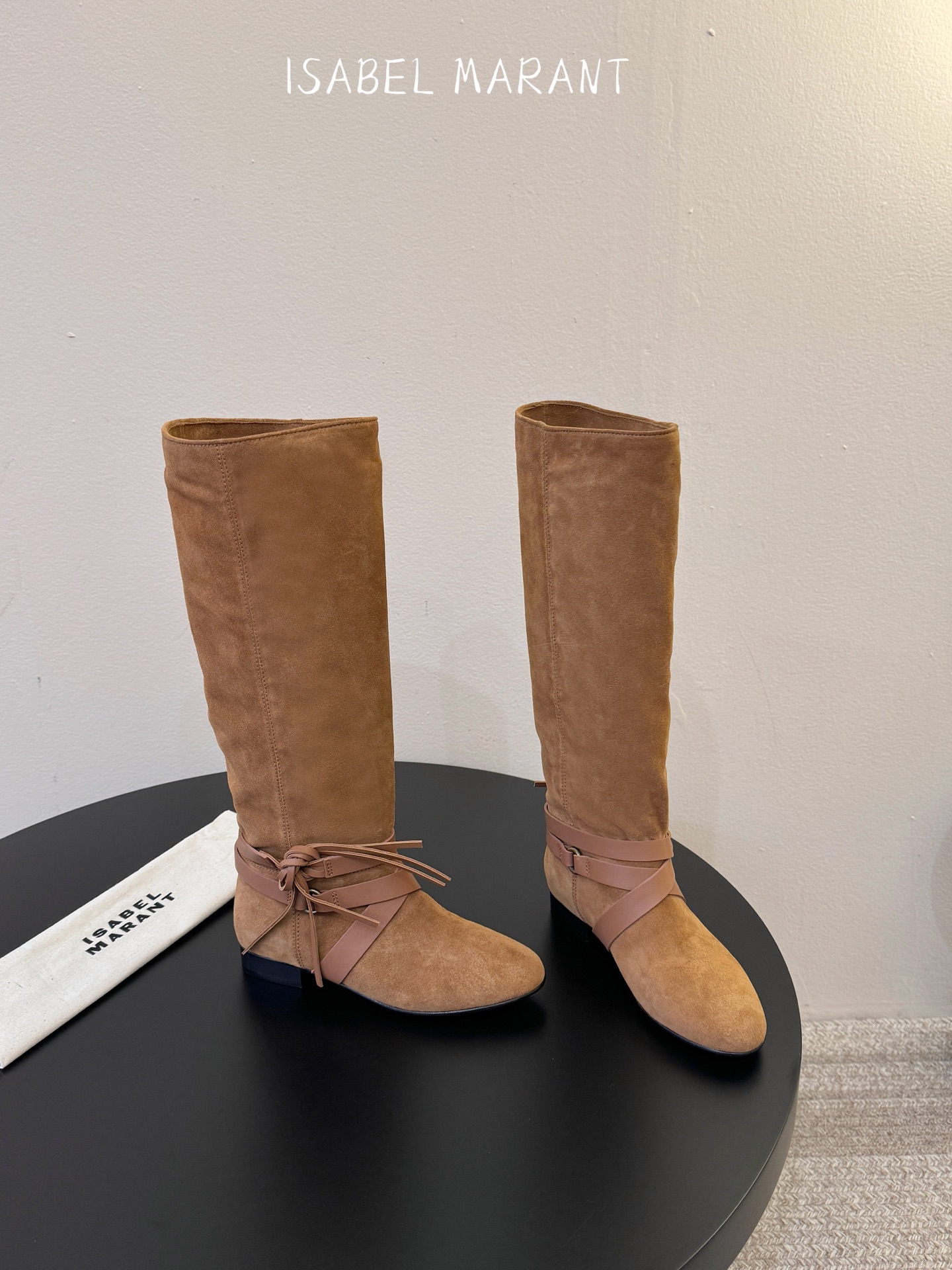 isabel marant 新款秀场长靴 “酷奢游牧风,图腾刺绣与串珠流苏等丰富了款式的呈现,或粗犷、或细腻,或坚硬或柔 isabel marant 新款秀场长靴 “酷奢游牧风,图腾刺绣与串珠流苏等丰富了款式的呈现,或粗犷、或细腻,或坚硬或柔