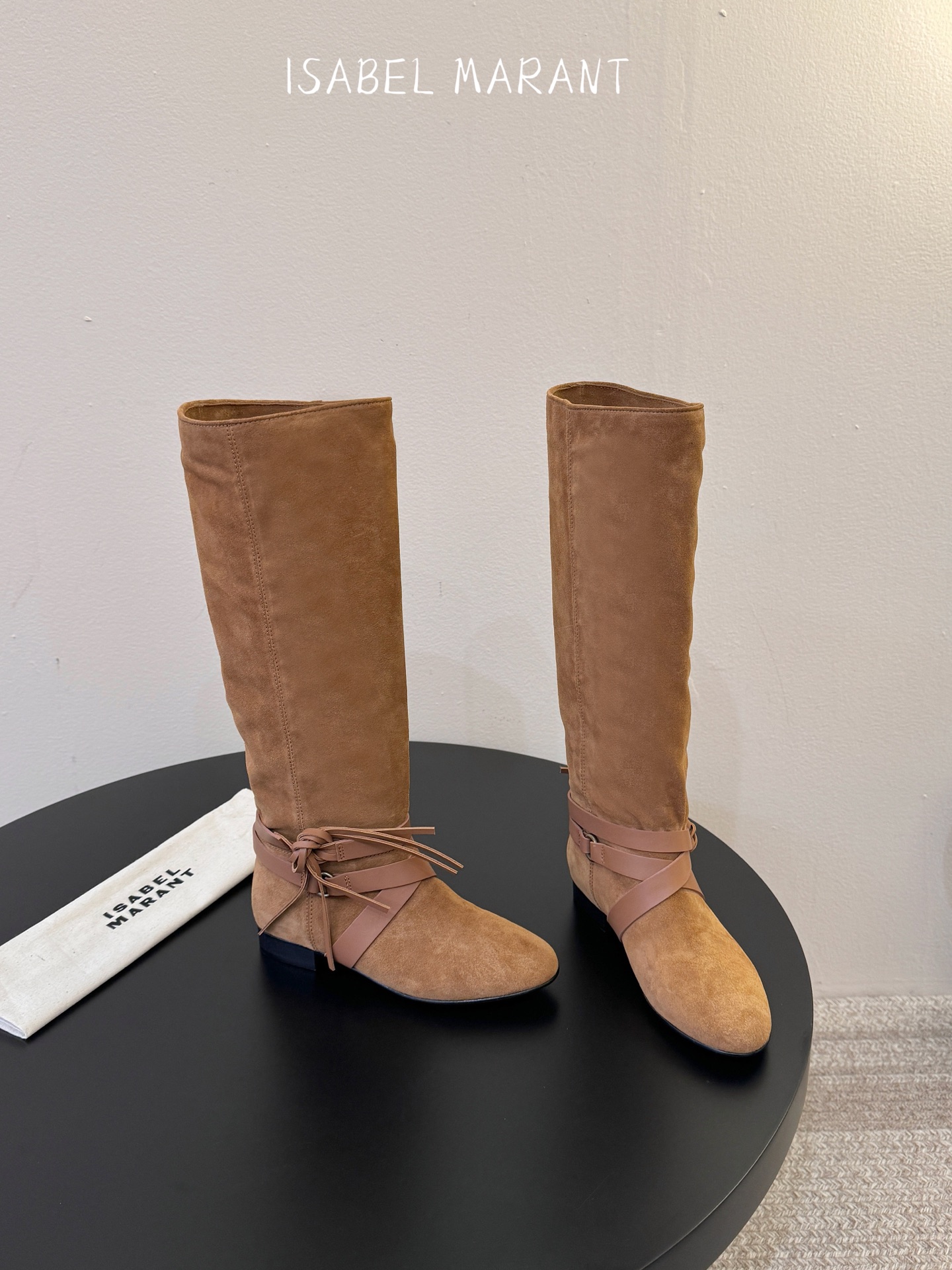 isabel marant 新款秀场长靴 “酷奢游牧风,图腾刺绣与串珠流苏等丰富了款式的呈现,或粗犷、或细腻,或坚硬或柔 isabel marant 新款秀场长靴 “酷奢游牧风,图腾刺绣与串珠流苏等丰富了款式的呈现,或粗犷、或细腻,或坚硬或柔