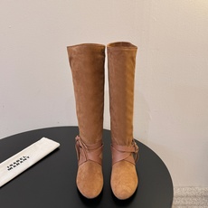 isabel marant 新款秀场长靴 “酷奢游牧风,图腾刺绣与串珠流苏等丰富了款式的呈现,或粗犷、或细腻,或坚硬或柔 isabel marant 新款秀场长靴 “酷奢游牧风,图腾刺绣与串珠流苏等丰富了款式的呈现,或粗犷、或细腻,或坚硬或柔