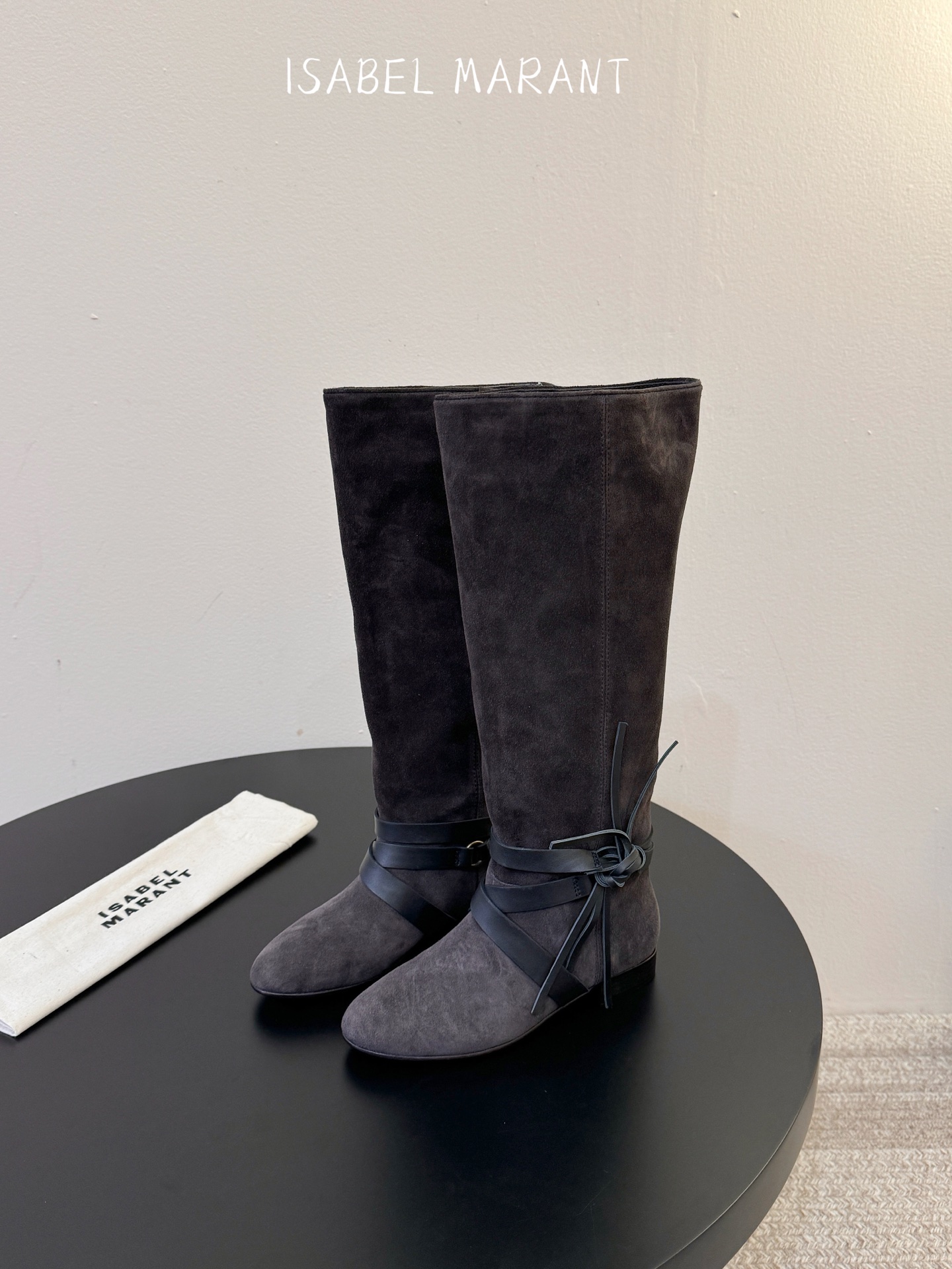 isabel marant 新款秀场长靴 “酷奢游牧风,图腾刺绣与串珠流苏等丰富了款式的呈现,或粗犷、或细腻,或坚硬或柔 isabel marant 新款秀场长靴 “酷奢游牧风,图腾刺绣与串珠流苏等丰富了款式的呈现,或粗犷、或细腻,或坚硬或柔