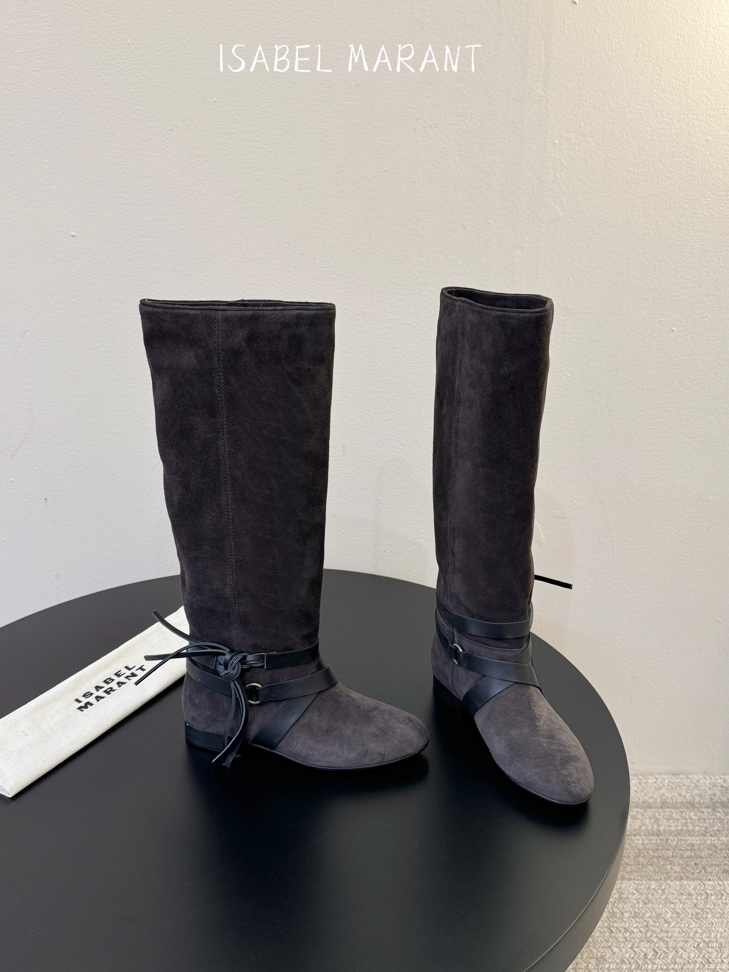 isabel marant 新款秀场长靴 “酷奢游牧风,图腾刺绣与串珠流苏等丰富了款式的呈现,或粗犷、或细腻,或坚硬或柔 isabel marant 新款秀场长靴 “酷奢游牧风,图腾刺绣与串珠流苏等丰富了款式的呈现,或粗犷、或细腻,或坚硬或柔