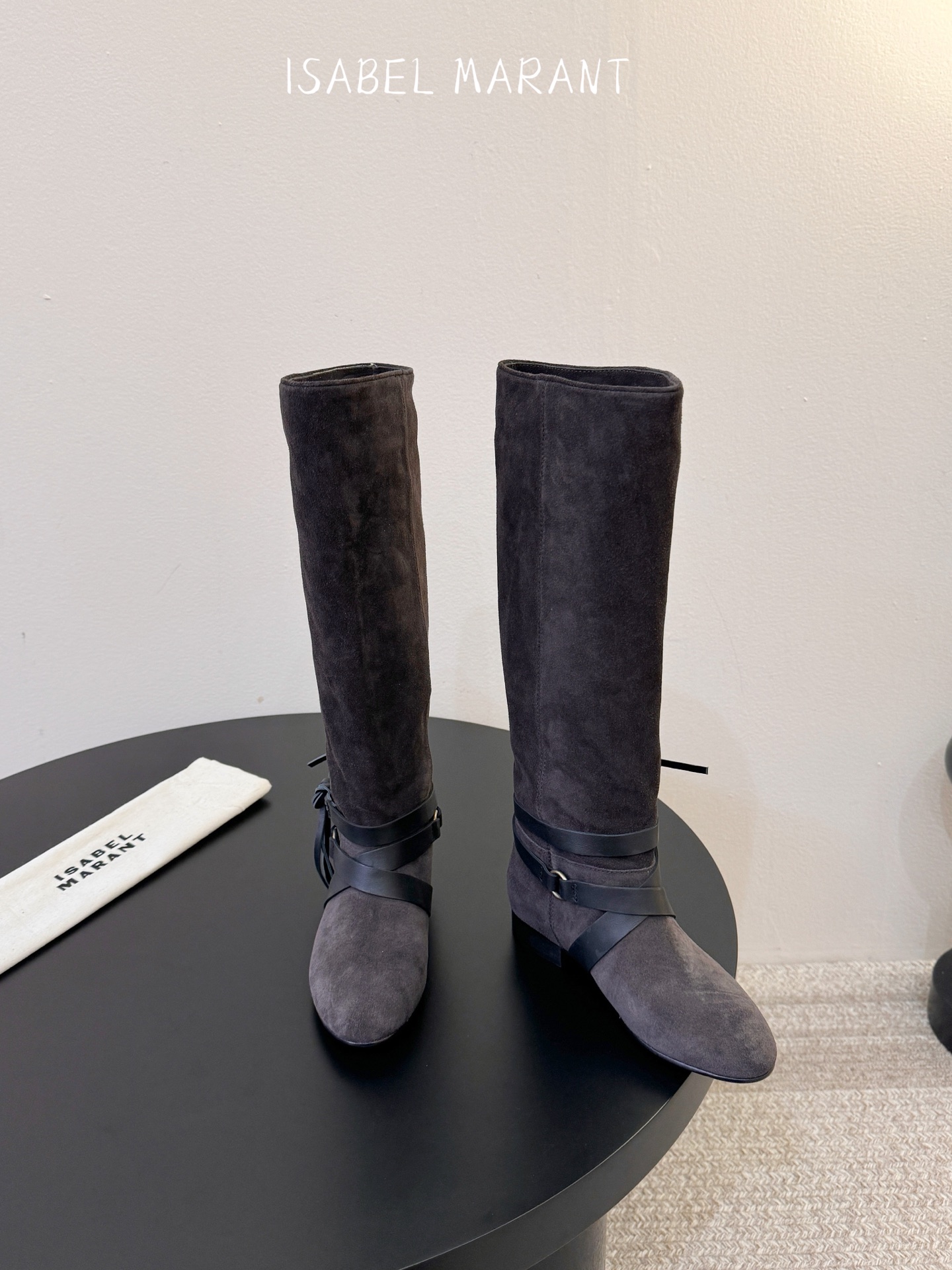 isabel marant 新款秀场长靴 “酷奢游牧风,图腾刺绣与串珠流苏等丰富了款式的呈现,或粗犷、或细腻,或坚硬或柔 isabel marant 新款秀场长靴 “酷奢游牧风,图腾刺绣与串珠流苏等丰富了款式的呈现,或粗犷、或细腻,或坚硬或柔