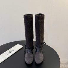 isabel marant 新款秀场长靴 “酷奢游牧风,图腾刺绣与串珠流苏等丰富了款式的呈现,或粗犷、或细腻,或坚硬或柔 isabel marant 新款秀场长靴 “酷奢游牧风,图腾刺绣与串珠流苏等丰富了款式的呈现,或粗犷、或细腻,或坚硬或柔