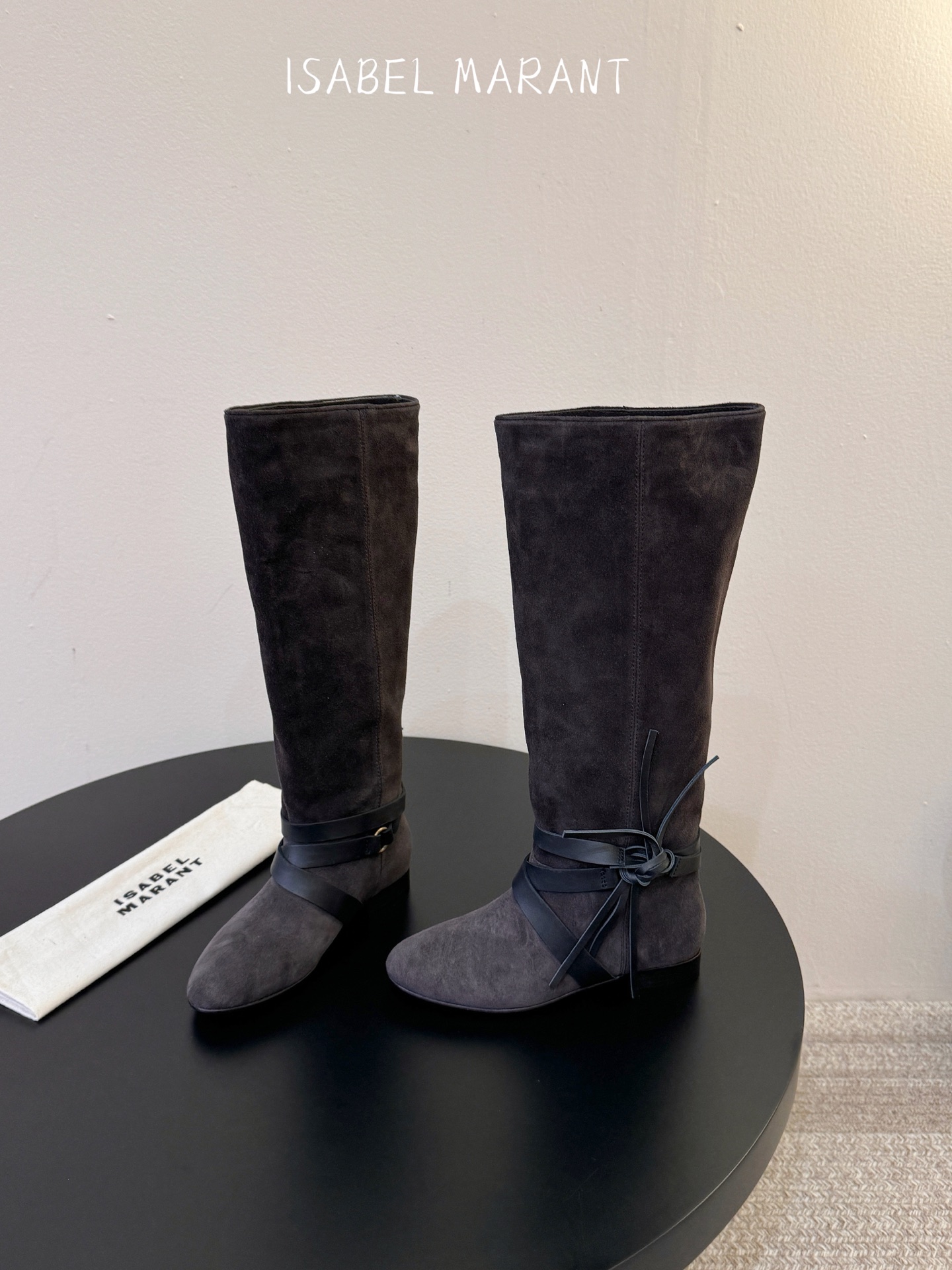 isabel marant 新款秀场长靴 “酷奢游牧风,图腾刺绣与串珠流苏等丰富了款式的呈现,或粗犷、或细腻,或坚硬或柔 isabel marant 新款秀场长靴 “酷奢游牧风,图腾刺绣与串珠流苏等丰富了款式的呈现,或粗犷、或细腻,或坚硬或柔