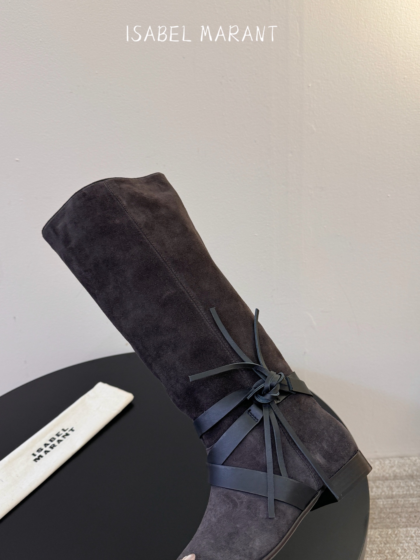 isabel marant 新款秀场长靴 “酷奢游牧风,图腾刺绣与串珠流苏等丰富了款式的呈现,或粗犷、或细腻,或坚硬或柔 isabel marant 新款秀场长靴 “酷奢游牧风,图腾刺绣与串珠流苏等丰富了款式的呈现,或粗犷、或细腻,或坚硬或柔