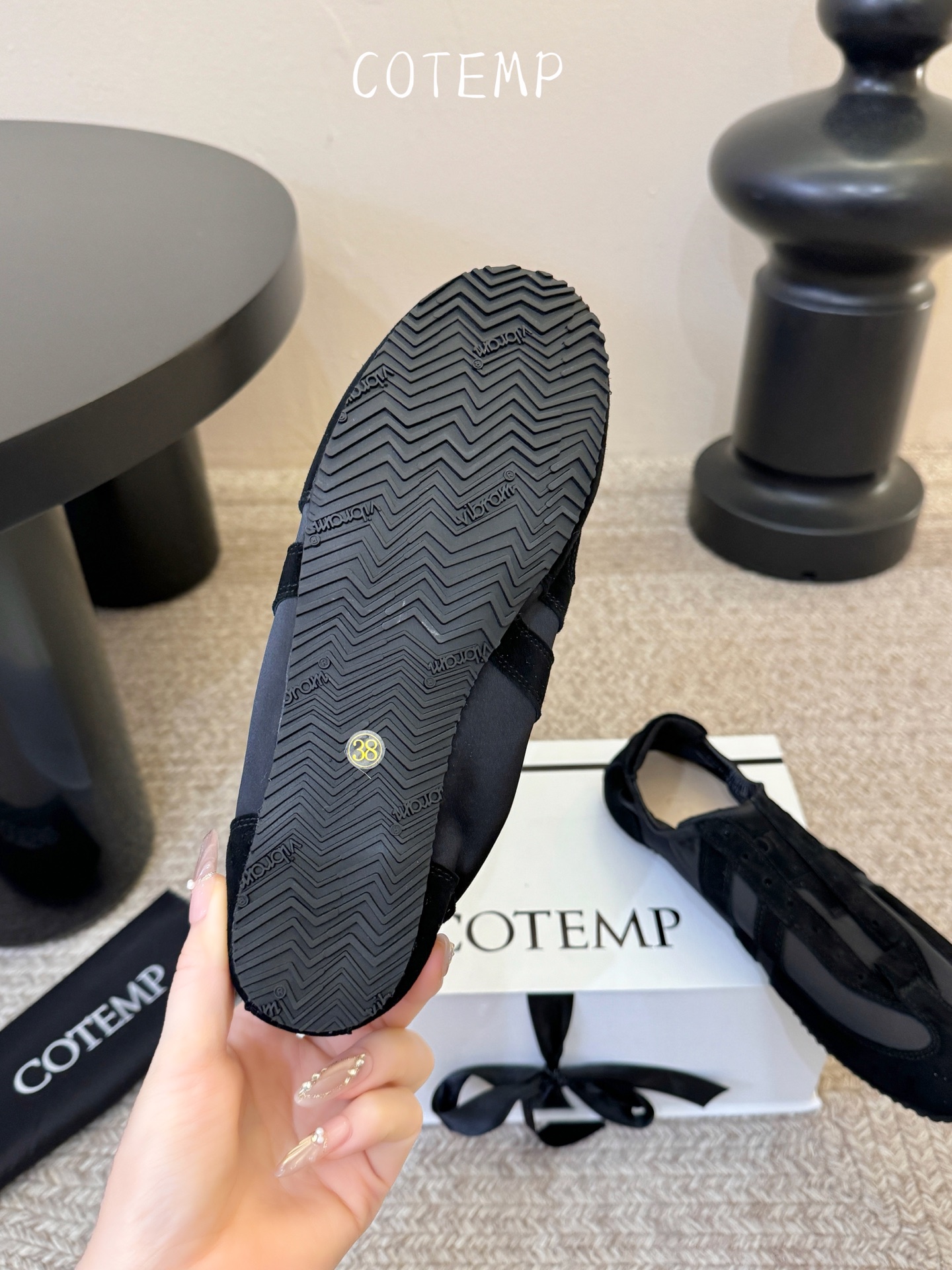 COTEMP 🌾 26秋冬褶皱缎面薄底德训鞋：柔美舒适的穿着感，以柔软轻薄为灵感，两穿设计，一脚蹬便捷上脚。鞋面使用羊麂